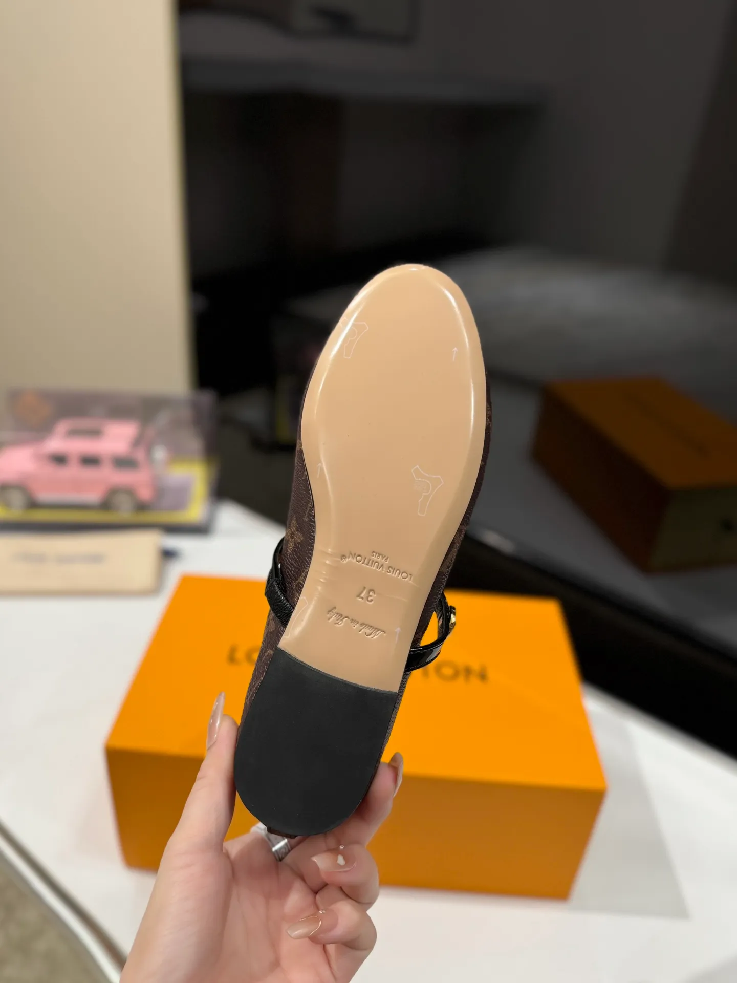 👟👟Ex-factory price 600👟👟 👟👟LV | Louis Vuitton 25𝐬𝐬 🧡💚2025 early spring new top version‼ ️The original version is the same. The counter specializes in the latest ROMY flat ballet shoes. Hard goods are new🆕 ❥Purchase level! Full of high-end feel! A popular model among bloggers at home and abroad, it’s retro and fashionable and looks amazing on your feet! Mainly recommended models on the official website★ ✅Upper: Highly customized denim/lambskin/presbyopia leather ✅Inner lining: imported sheepskin lining ✅Outsole: original Italian leather outsole ✅Shoe size: 35-39 (customized for 40, 41, 42) ✅Packaging: full set of exquisite packaging